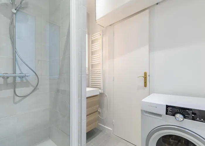 Bridgestreet - Opera Montmartre Paryż